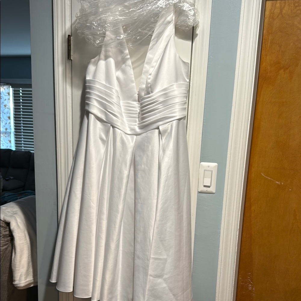 Elegant White Sleeveless Dress